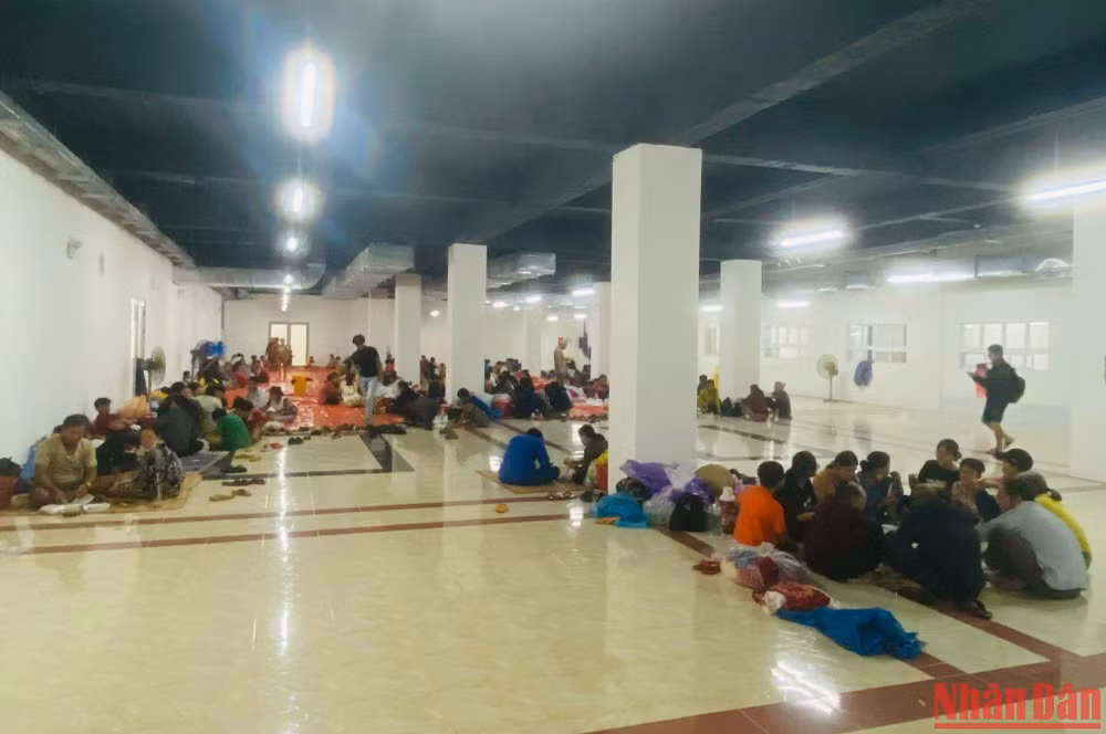 Khoảng 1.200 người dân vùng ven biển ở tỉnh Quảng Ngãi di dời đến khu ký túc xá tránh bão.