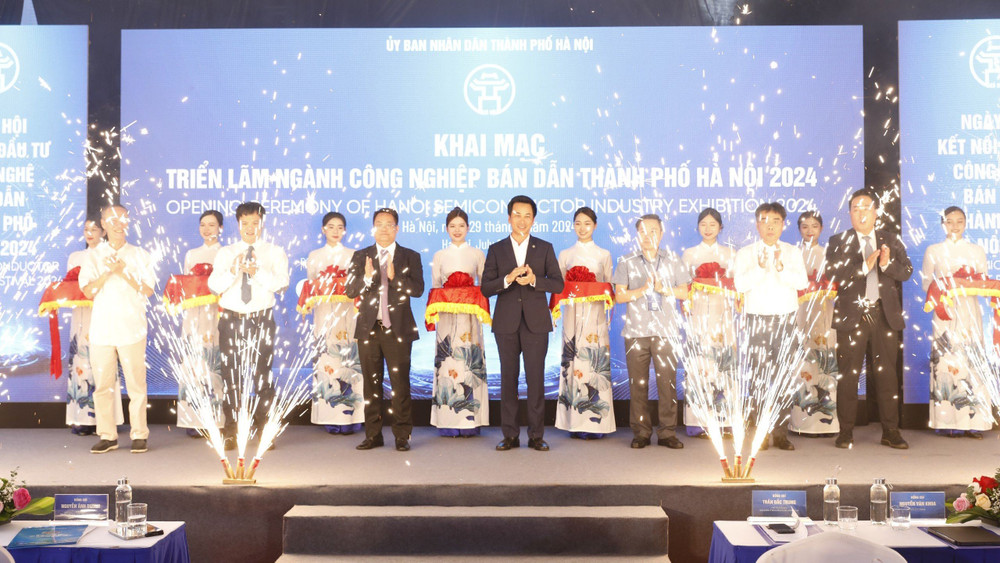 Các đại biểu cắt băng khai mạc triển lãm.