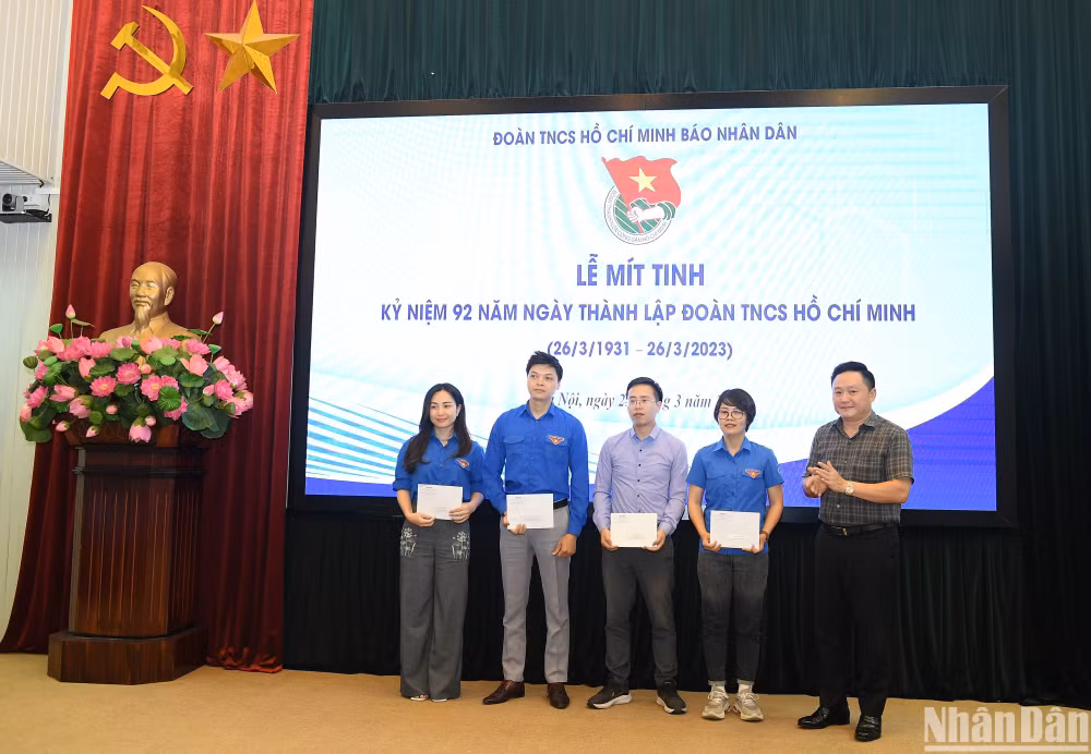 Phó Tổng Biên tập Báo Nhân Dân Phan Văn Hùng trao quyết định và quà tặng các đồng chí trưởng thành Đoàn. (Ảnh: THÀNH ĐẠT)