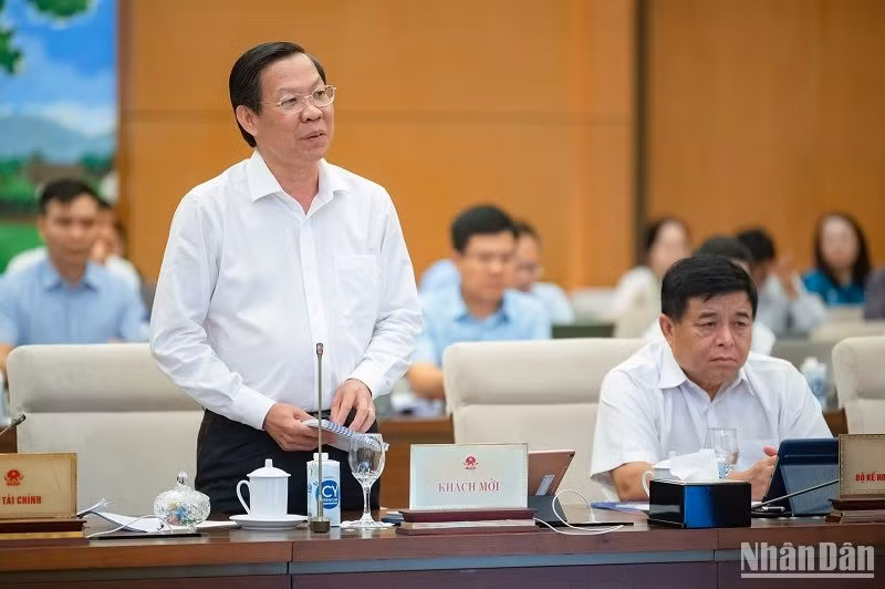 Chủ tịch UBND TP Hồ Chí Minh Phan Văn Mãi phát biểu tại phiên họp. (Ảnh: DUY LINH)