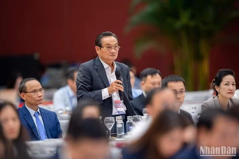 TS Trần Du Lịch chia sẻ một số vấn đề chung quanh Nghị quyết 98. (Ảnh: DUY LINH)