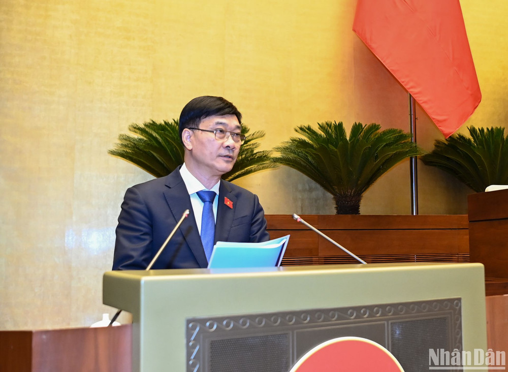 Chủ nhiệm Ủy ban Kinh tế Vũ Hồng Thanh trình bày báo cáo thẩm tra kết quả thực hiện kế hoạch phát triển kinh tế-xã hội năm 2023, dự kiến kế hoạch phát triển kinh tế-xã hội năm 2024. (Ảnh: DUY LINH)