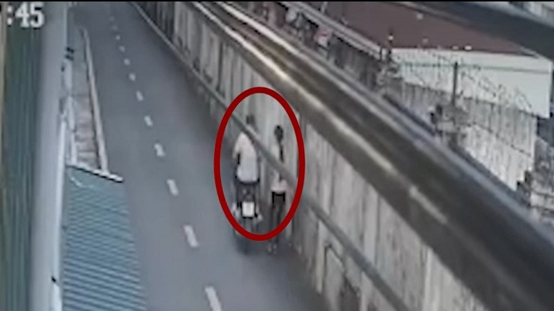 Hình ảnh đối tượng thực hiện hành vi cướp giật tài sản được camera ghi lại.