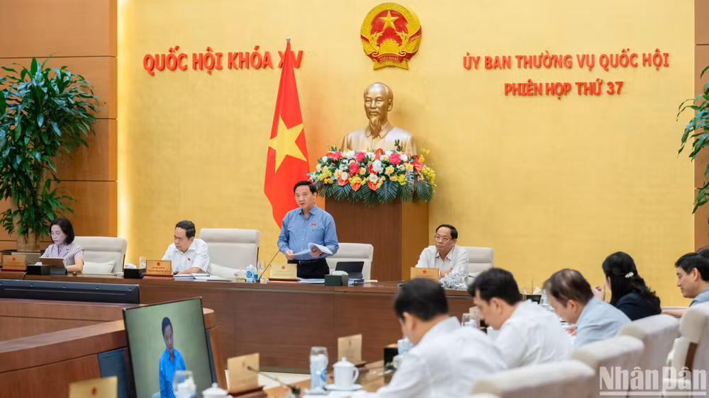 Phó Chủ tịch Quốc hội Nguyễn Khắc Định điều hành nội dung phiên họp. (Ảnh: DUY LINH)