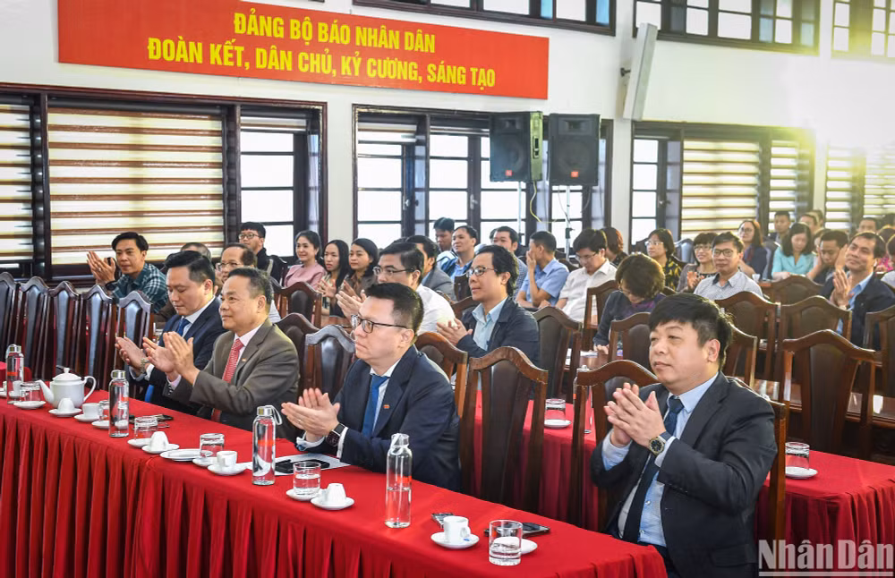 Các đồng chí lãnh đạo trong Ban Biên tập, Đảng ủy, Liên chi hội Nhà báo Báo Nhân Dân, lãnh đạo các ban, vụ, phòng thuộc Báo Nhân Dân và hàng trăm cán bộ phóng viên, biên tập viên, nhân viên cơ quan dự Lễ kỷ niệm. (Ảnh: THÀNH ĐẠT)