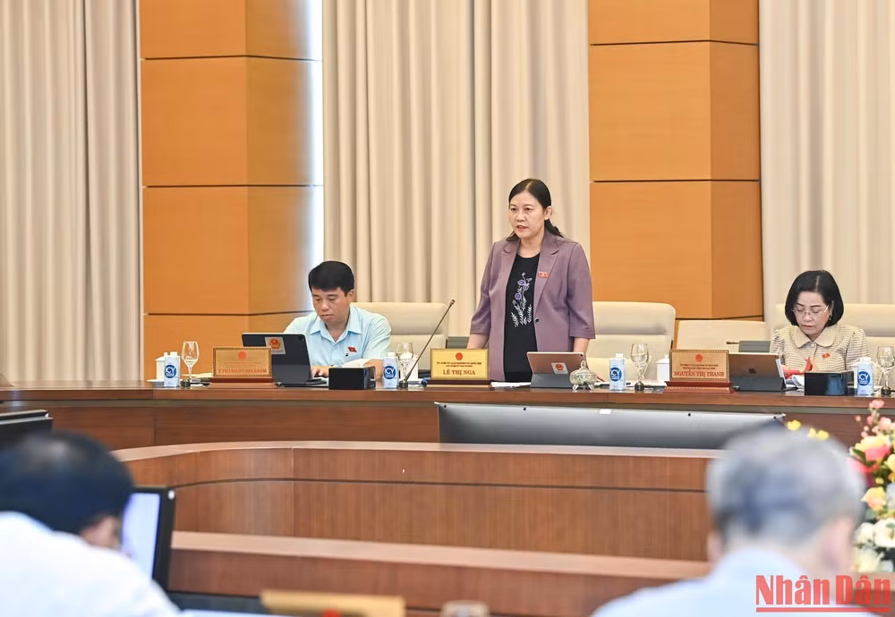 Chủ nhiệm Ủy ban Tư pháp của Quốc hội Lê Thị Nga phát biểu ý kiến tại phiên họp.