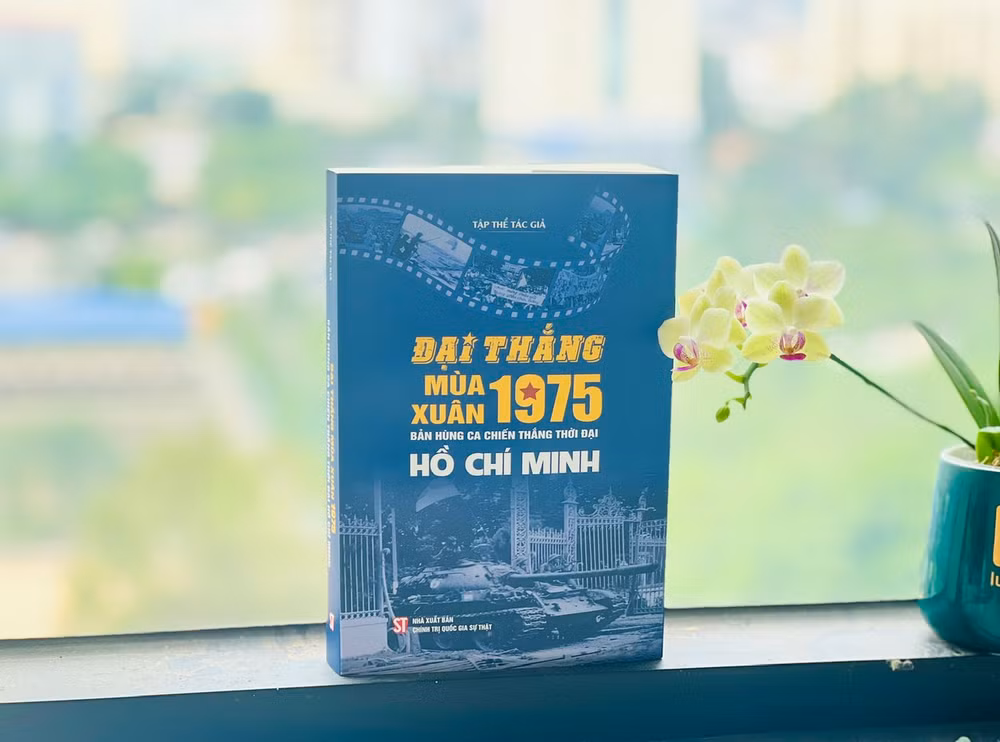 Cuốn sách "Đại thắng mùa Xuân 1975 - Bản hùng ca chiến thắng thời đại Hồ Chí Minh".