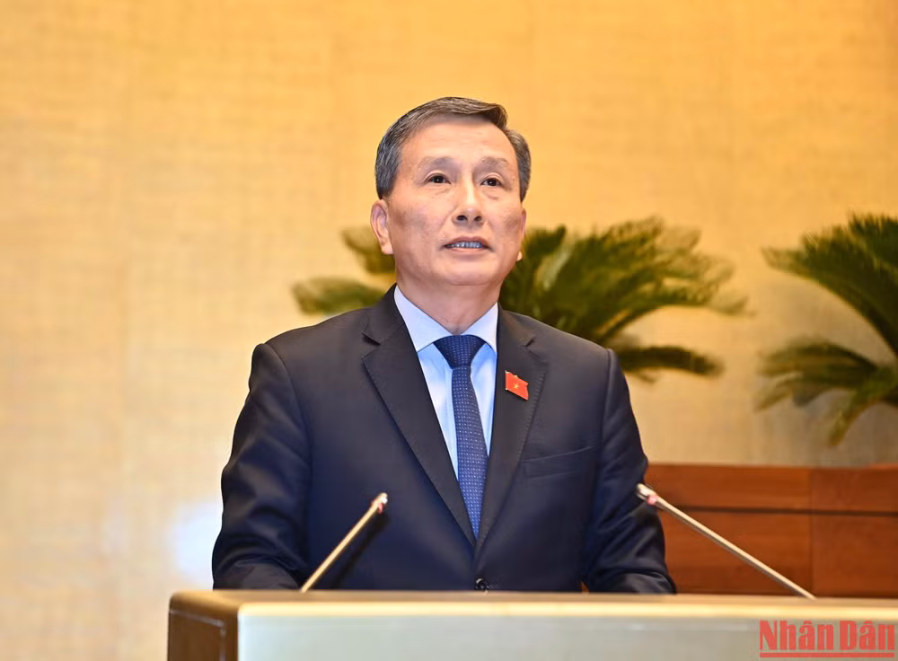 Chủ nhiệm Ủy ban Khoa học, Công nghệ và Môi trường của Quốc hội Lê Quang Huy trình bày báo cáo giải trình, tiếp thu, chỉnh lý dự thảo Luật. Ảnh: ĐĂNG KHOA