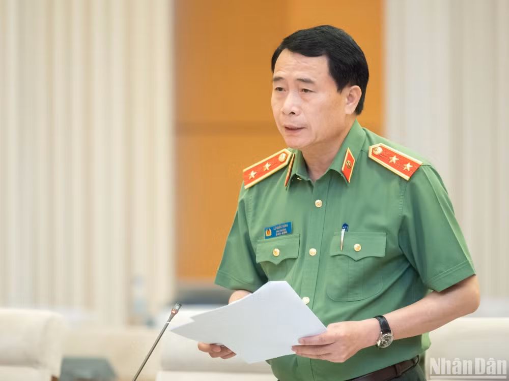 Thứ trưởng Công an Lê Quốc Hùng phát biểu ý kiến tại phiên họp của Ủy ban Thường vụ Quốc hội chiều 10/4. (Ảnh: DUY LINH)
