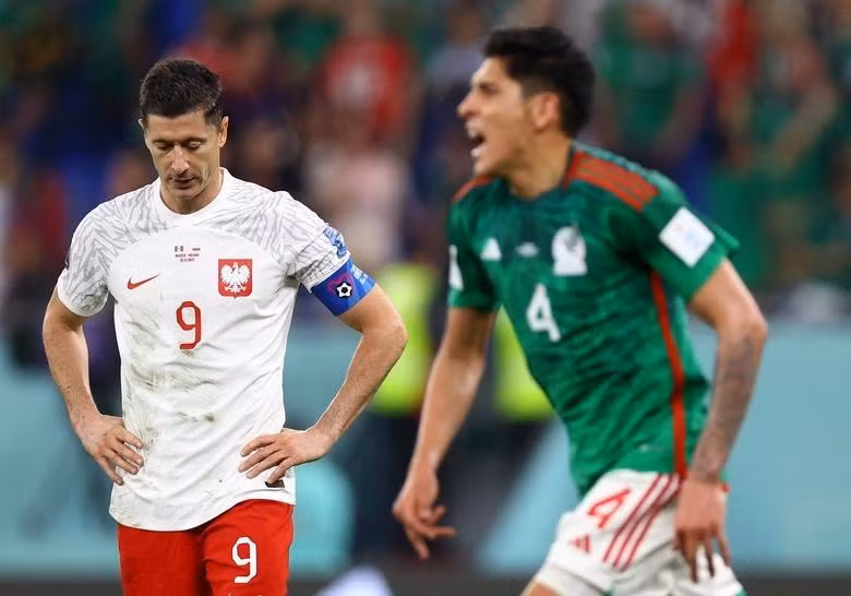 Lewandowski thất vọng sau khi thực hiện quả đá penalty không thành công. (Ảnh: Reuters)