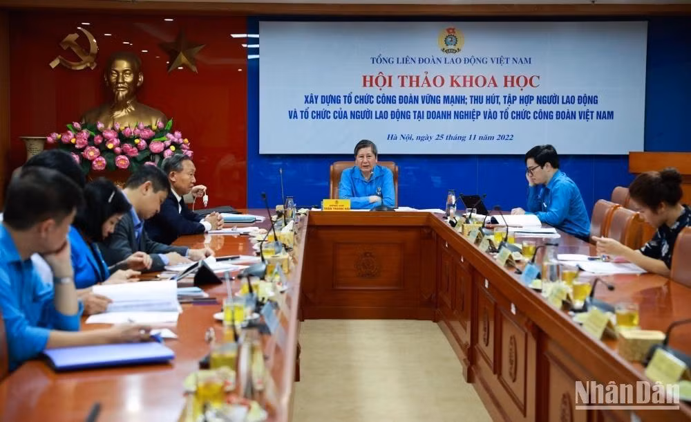 Phó Chủ tịch Thường trực Tổng Liên đoàn Lao động Việt Nam Trần Thanh Hải chủ trì hội thảo.