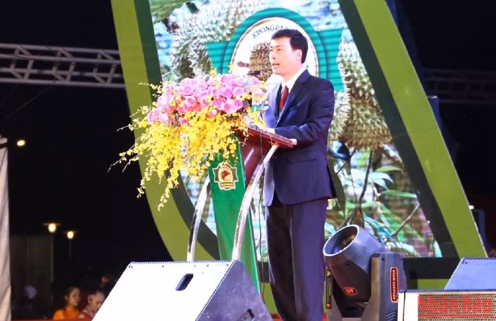 Bí thư Huyện ủy Krông Pắc Trần Hồng Tiến phát biểu khai mạc Lễ hội Sầu riêng Krông Pắc lần thứ I năm 2022.