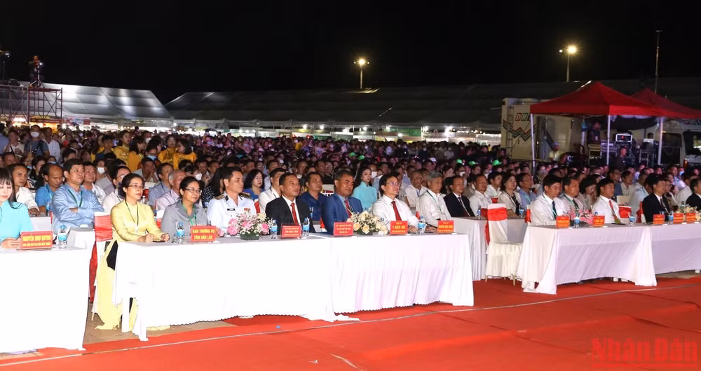 Đại diện các bộ, ngành Trung ương và lãnh đạo tỉnh Đắk Lắk, huyện Krông Pắc cùng đông đảo nhân dân dự khai mạc Lễ hội Sầu riêng Krông Pắc lần thứ I năm 2022.