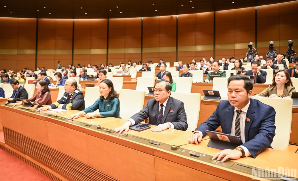 Đại biểu Quốc hội biểu quyết thông qua Luật Bảo hiểm xã hội (sửa đổi). (Ảnh: DUY LINH)