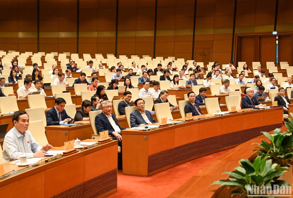 Các đồng chí lãnh đạo Đảng, Nhà nước và các đại biểu Quốc hội chuyên trách dự Hội nghị. (Ảnh: DUY LINH)