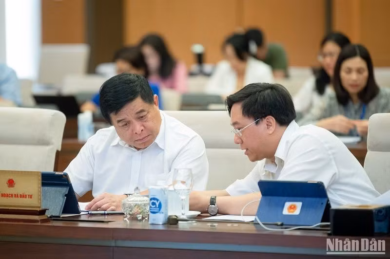 Các đại biểu nghiên cứu tài liệu tại phiên họp. (Ảnh: DUY LINH)