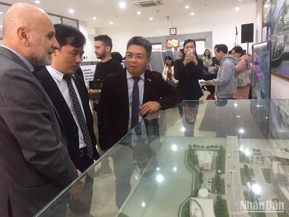 Đại sứ Italia tại Việt Nam Antonio Alessandro; Phó Chủ tịch Viện Hàn lâm Khoa học và Công nghệ Việt Nam, GS Lê Trường Giang; và Tổng Giám đốc Trung tâm Vũ Trụ Việt Nam, TS Phạm Anh Tuấn tham quan Triển lãm.