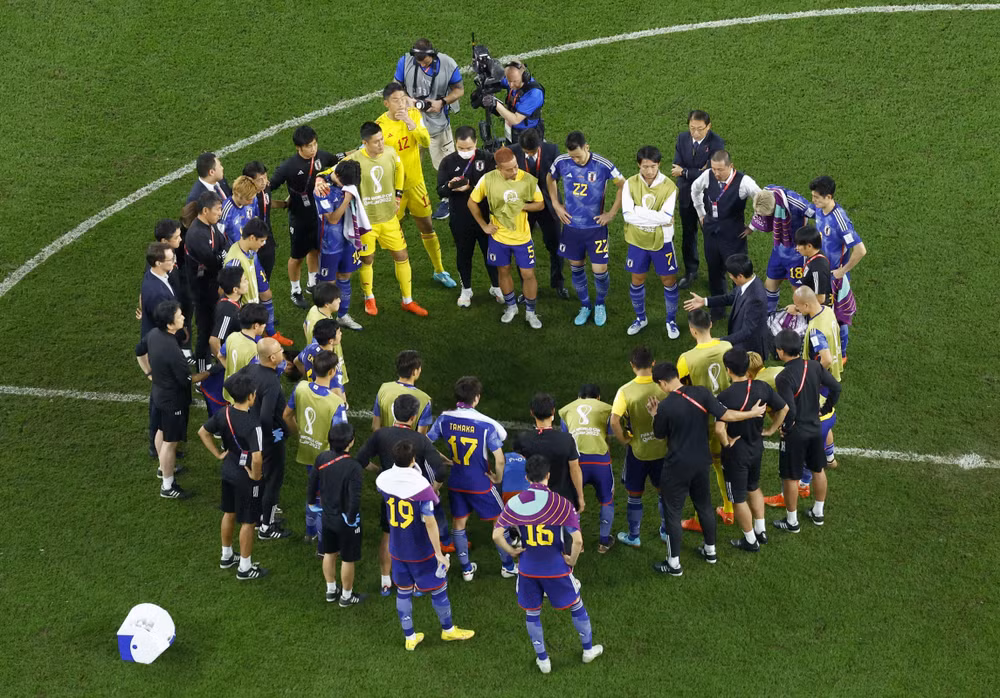 Huấn luyện viên Hajime Moriyasu động viên các học trò sau trận đấu. (Ảnh: Reuters)