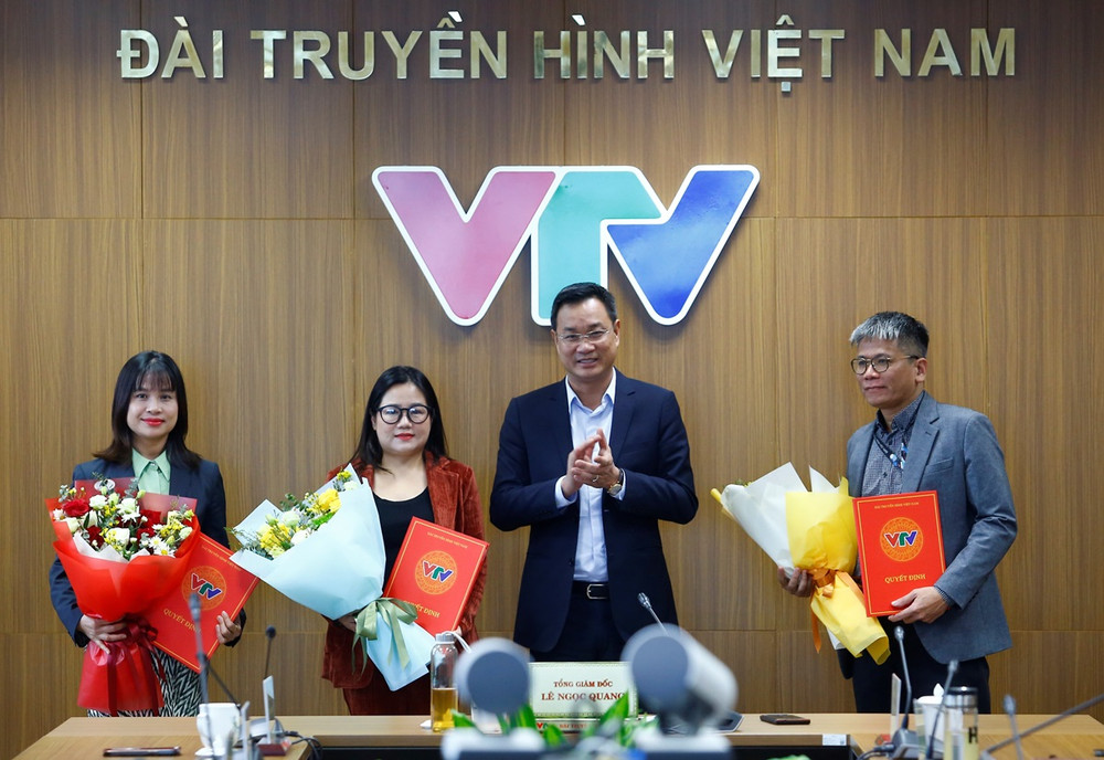 Tổng Giám đốc Đài Truyền hình Việt Nam Lê Ngọc Quang trao quyết định bổ nhiệm cho các lãnh đạo Thời báo VTV. 