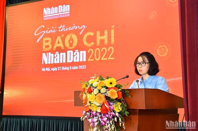 Phó Chủ tịch, Trưởng Ban Nghiệp vụ Liên Chi hội Nhà báo Báo Nhân Dân Phan Thanh Phong trình bày nhận xét, đánh giá của Hội đồng Giải Báo chí Nhân Dân về các tác phẩm, nhóm tác phẩm dự giải. (Ảnh: THỦY NGUYÊN)