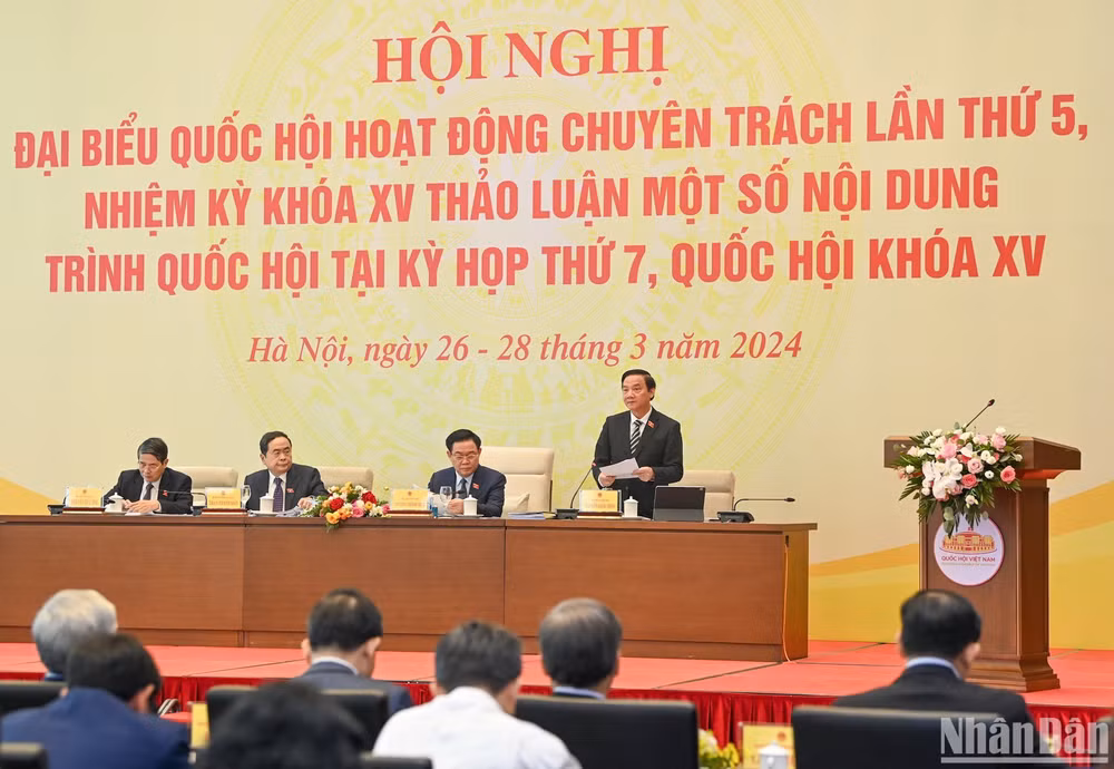 Phó Chủ tịch Quốc hội Nguyễn Khắc Định điều hành nội dung cho ý kiến về dự án Luật Thủ đô (sửa đổi). (Ảnh: DUY LINH)