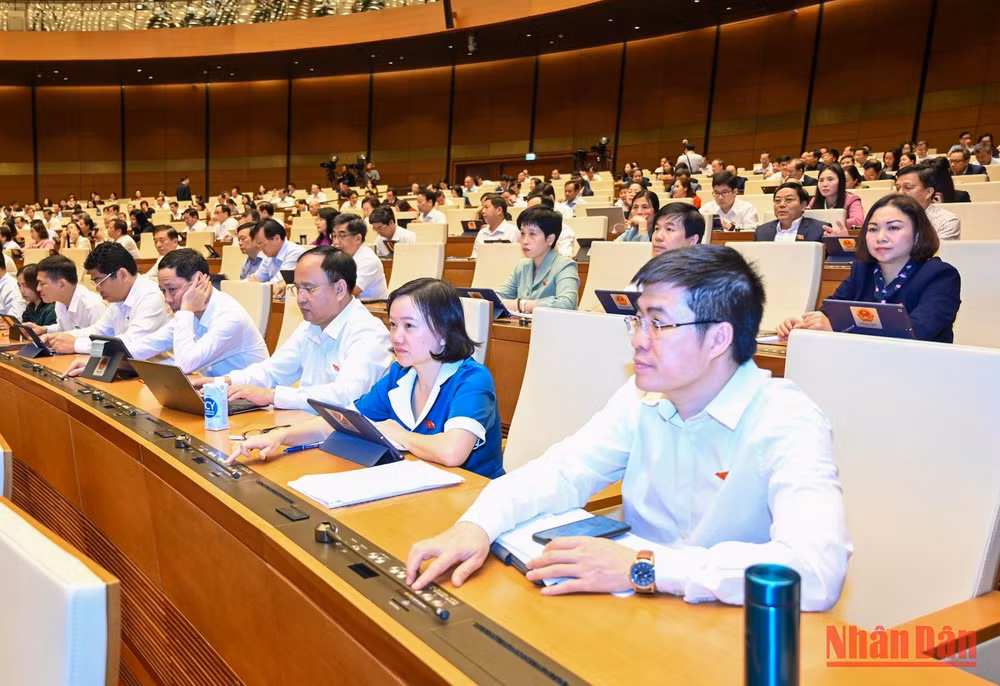 Quốc hội biểu quyết thông qua Nghị quyết trong phiên họp sáng 15/11. (Ảnh: DUY LINH)