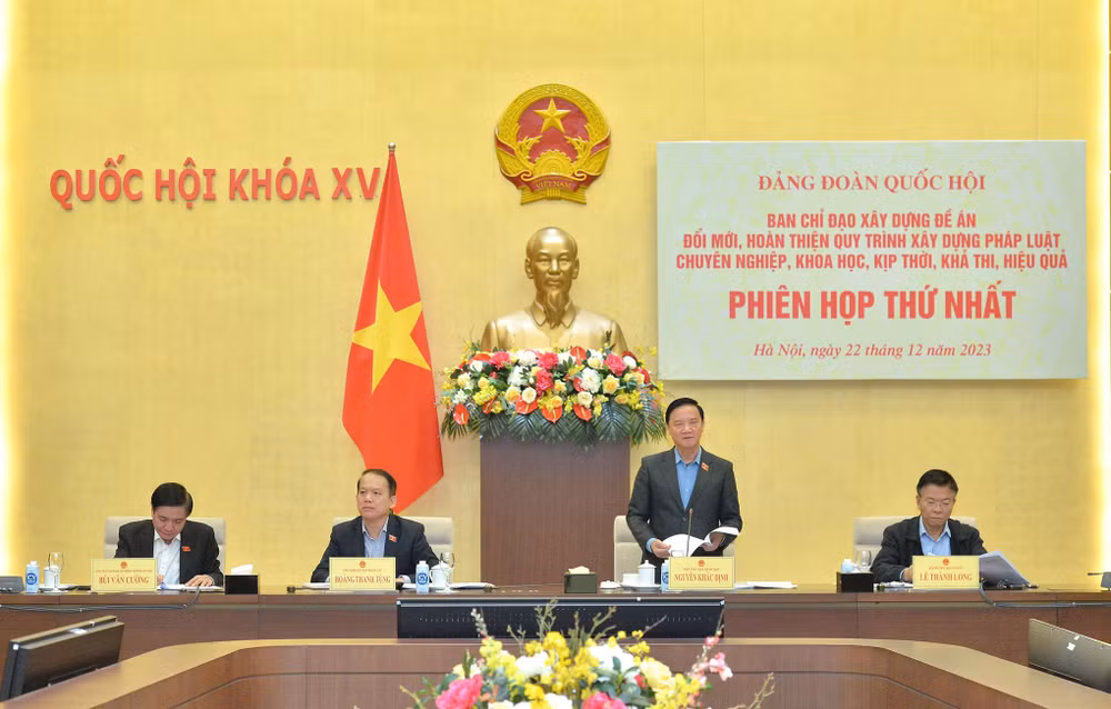 Phó Chủ tịch Quốc hội Nguyễn Khắc Định phát biểu khai mạc phiên họp. (Ảnh: daibieunhandan.vn)
