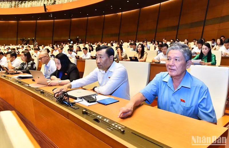 Các đại biểu Quốc hội biểu quyết thông qua Nghị quyết về phê chuẩn quyết toán ngân sách nhà nước năm 2021. (Ảnh: ĐĂNG KHOA)