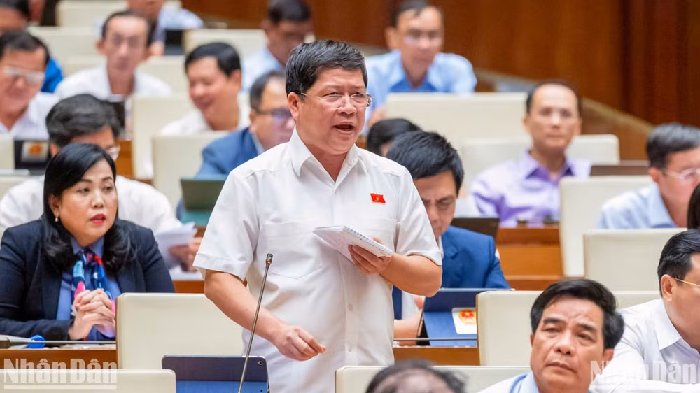 Đại biểu Tạ Văn Hạ (Đoàn Quảng Nam) phát biểu tại hội trường sáng 28/10. (Ảnh: DUY LINH)