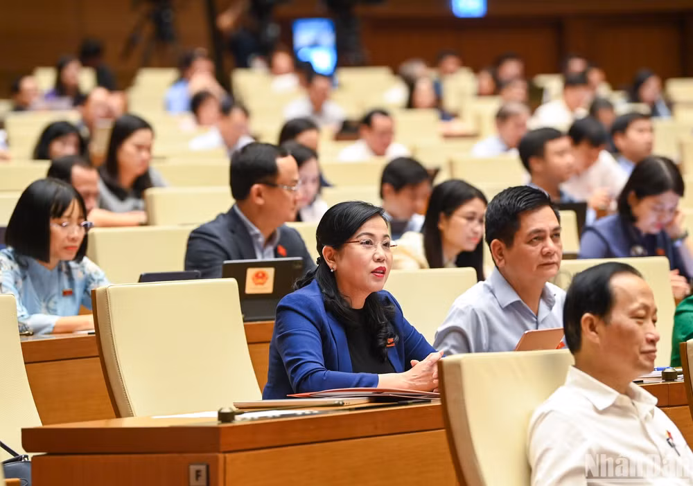 Các đại biểu dự phiên thảo luận ở hội trường sáng 31/10. (Ảnh: DUY LINH)