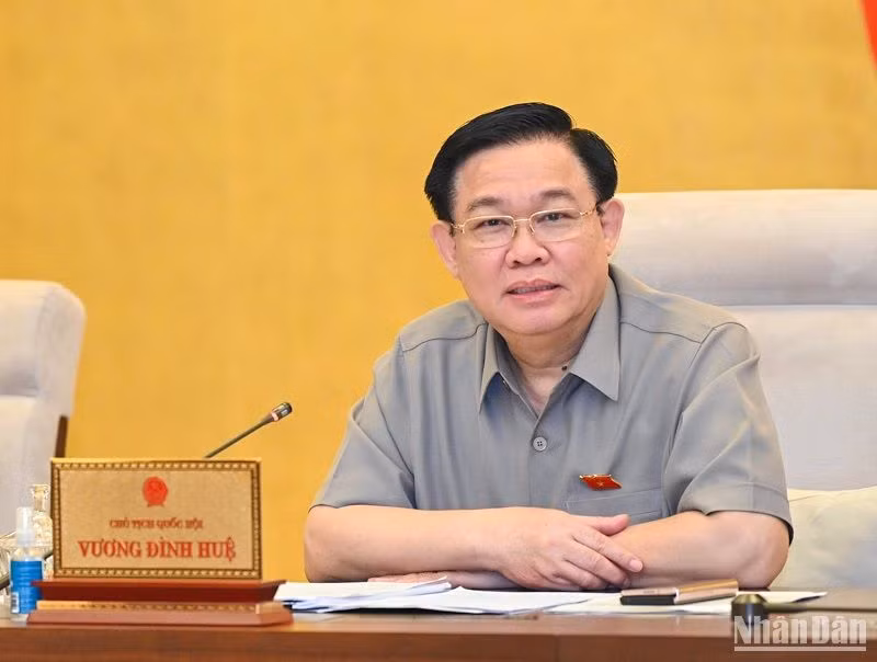 Chủ tịch Quốc hội Vương Đình Huệ nhấn mạnh, báo cáo cần nêu ra quan điểm lớn, những nội dung chính, chính sách lớn cần phải sửa đổi, bổ sung. (Ảnh: DUY LINH)