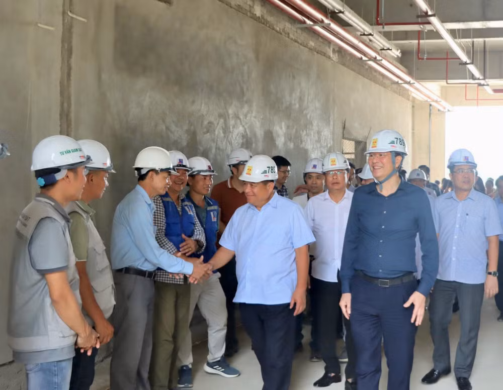 Bộ trưởng Kế hoạch và Đầu tư Nguyễn Chí Dũng thăm và đốc thúc giải ngân vốn đầu tư công một số dự án trọng điểm tại tỉnh Nghệ An.