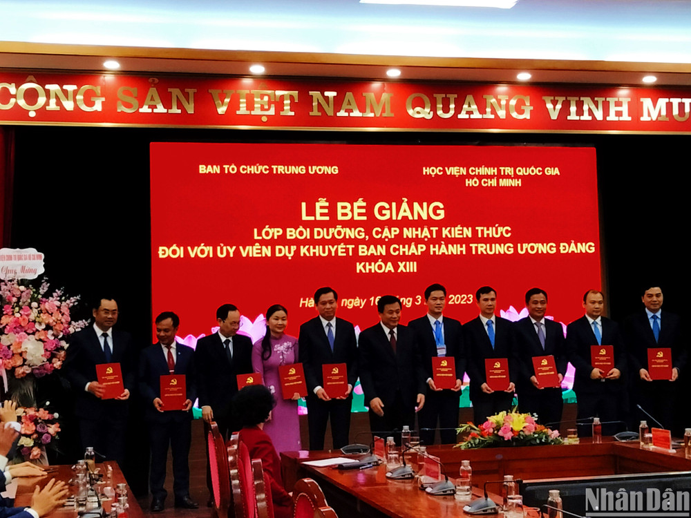 Các đồng chí lãnh đạo Đảng chủ trì buổi lễ, trao Giấy chứng nhận tốt nghiệp cho các học viên của lớp bồi dưỡng. 