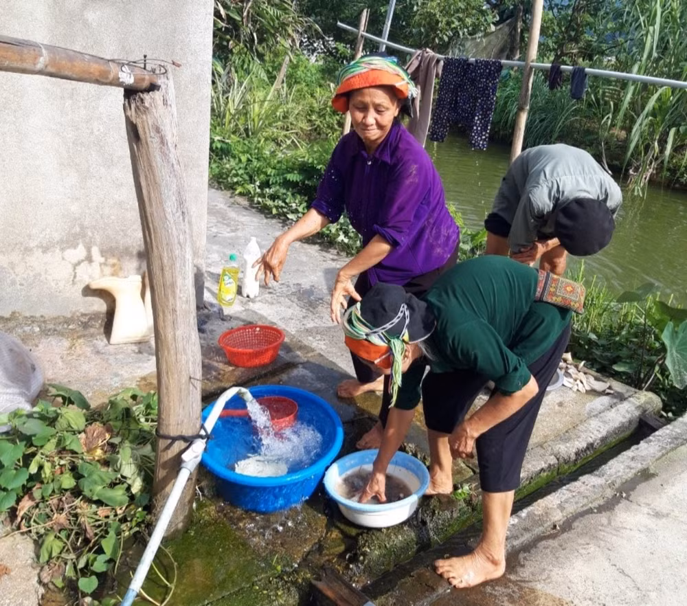 Người dân bản Háng Cơ Bua phấn khởi khi từ nay không còn phải di chuyển quãng đường xa để lấy nước sinh hoạt nữa.