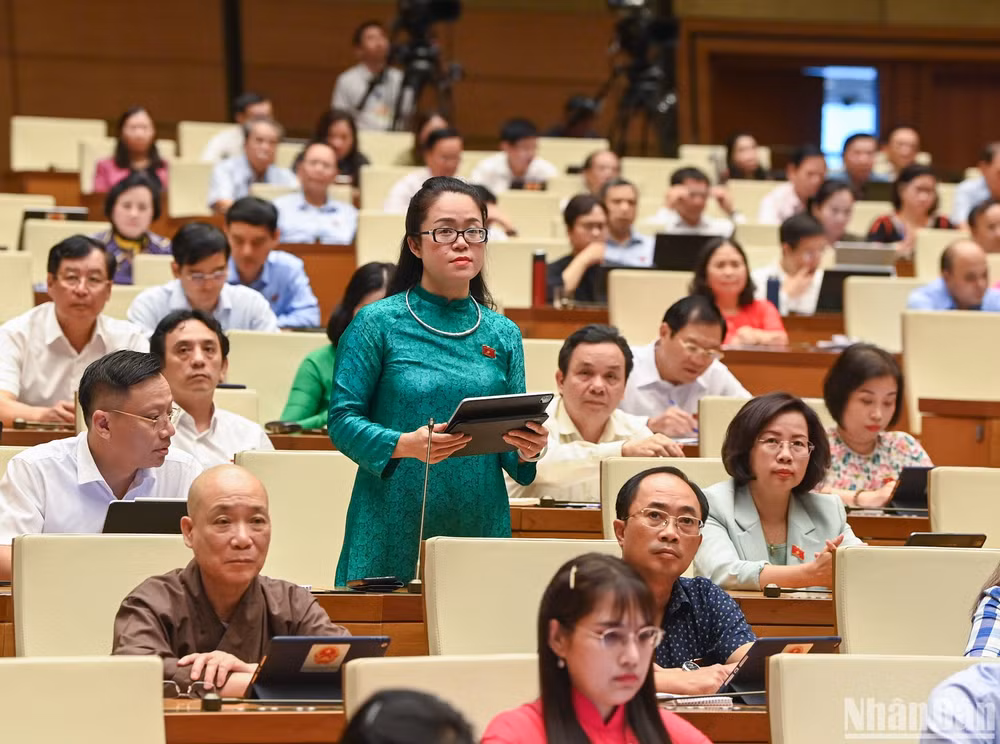 Đại biểu Dương Minh Ánh (đoàn Hà Nội) nêu câu hỏi chất vấn Bộ trưởng Công thương. (Ảnh: LINH NGUYÊN)