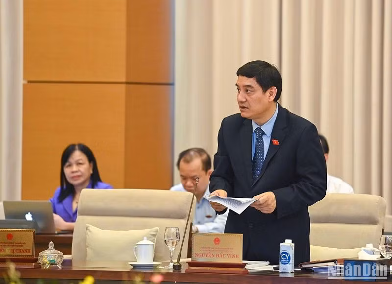 Chủ nhiệm Ủy ban Văn hóa, Giáo dục của Quốc hội Nguyễn Đắc Vinh, Phó Trưởng đoàn Thường trực Đoàn giám sát báo cáo tại phiên họp. (Ảnh: DUY LINH)