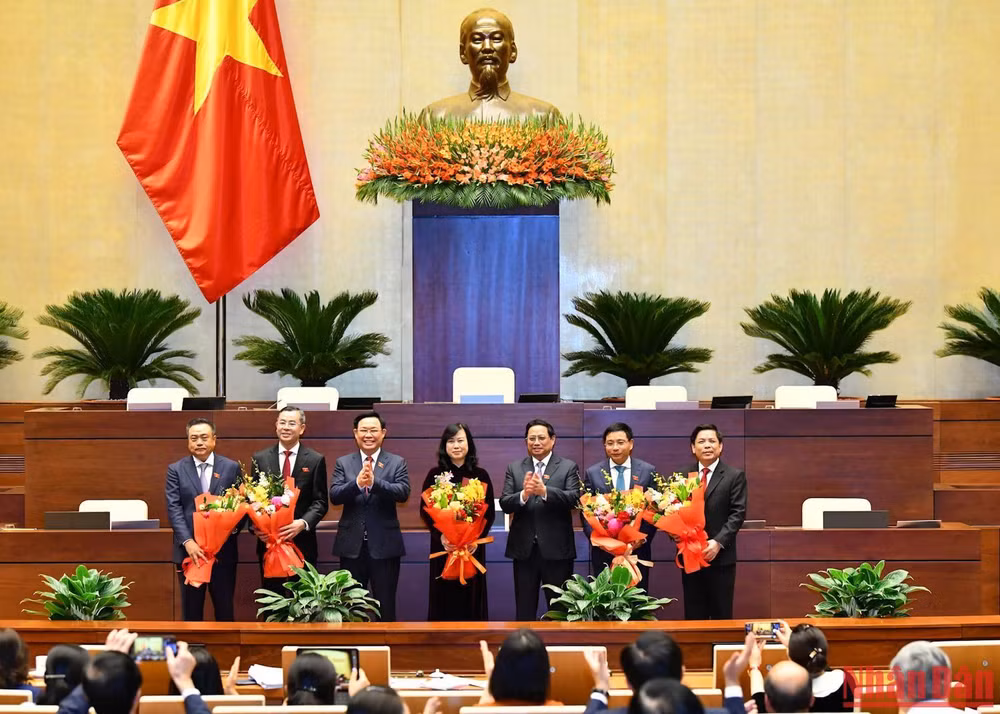 Thủ tướng Chính phủ Phạm Minh Chính và Chủ tịch Quốc hội Vương Đình Huệ tặng hoa chúc mừng các tân Bộ trưởng, tân Tổng Kiểm toán Nhà nước, và chúc mừng đồng chí Trần Sỹ Thanh và Nguyễn Văn Thể đã hoàn thành tốt nhiệm vụ được giao. (Ảnh: THỦY NGUYÊN)