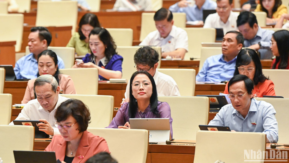 Các đại biểu Quốc hội dự phiên thảo luận ở hội trường về dự án Luật Bảo hiểm xã hội (sửa đổi) ngày 27/5. (Ảnh: DUY LINH)