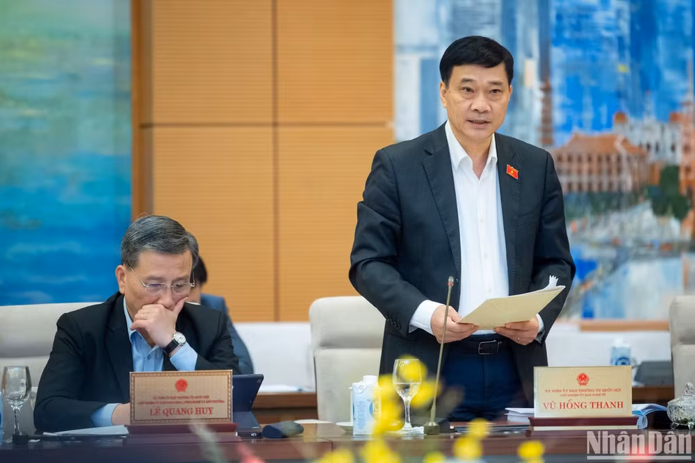 Chủ nhiệm Ủy ban Kinh tế của Quốc hội Vũ Hồng Thanh trình bày báo cáo thẩm tra về dự án Luật. (Ảnh: DUY LINH)