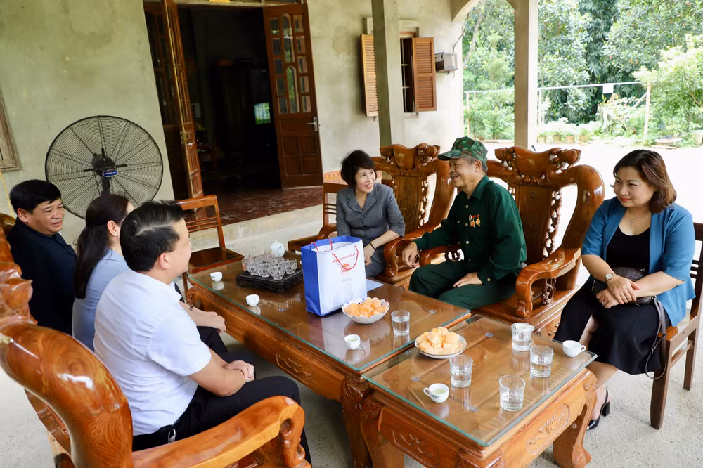 Đoàn công tác của Bộ Kế hoạch và Đầu tư đến thăm hỏi, tặng quà các gia đình thương binh, bệnh binh tại huyện Bắc Mê, tỉnh Hà Giang. 