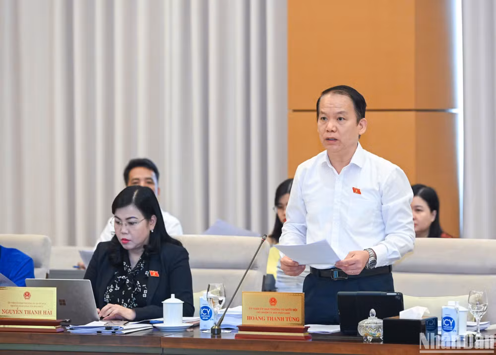 Chủ nhiệm Ủy ban Pháp luật Hoàng Thanh Tùng trình bày báo cáo thẩm tra. (Ảnh: DUY LINH)