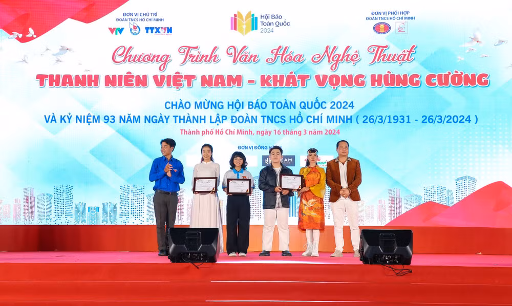 Ban tổ chức trao giải thưởng cho các đội thi tham gia chương trình văn hóa nghệ thuật "Thanh niên Việt Nam - Khát vọng hùng cường".