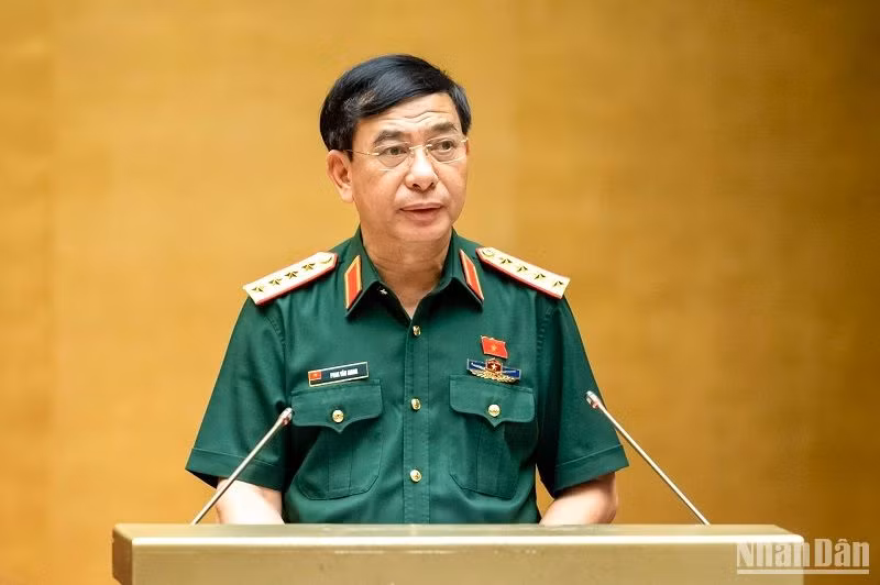 Bộ trưởng Quốc phòng, Đại tướng Phan Văn Giang trình bày Tờ trình về dự án Luật trong phiên họp chiều 26/5. (Ảnh: DUY LINH)