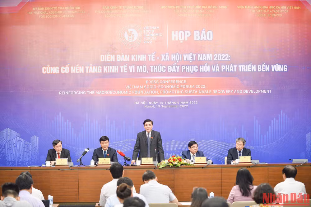Quang cảnh buổi họp báo công bố Diễn đàn Kinh tế-Xã hội Việt Nam 2022 sáng 15/9. (Ảnh: DUY LINH)