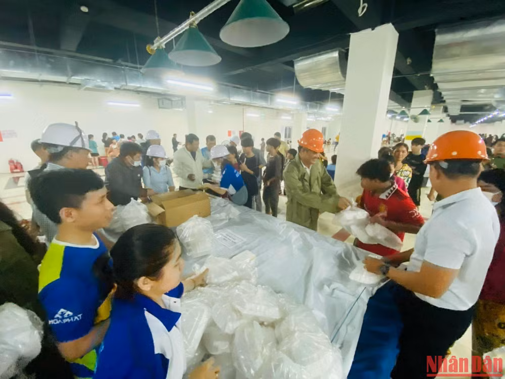 Cùng với việc lo nơi ở an toàn, các đơn vị hỗ trợ hàng nghìn suất cơm, nhu yếu phẩm cho bà con ven biển.
