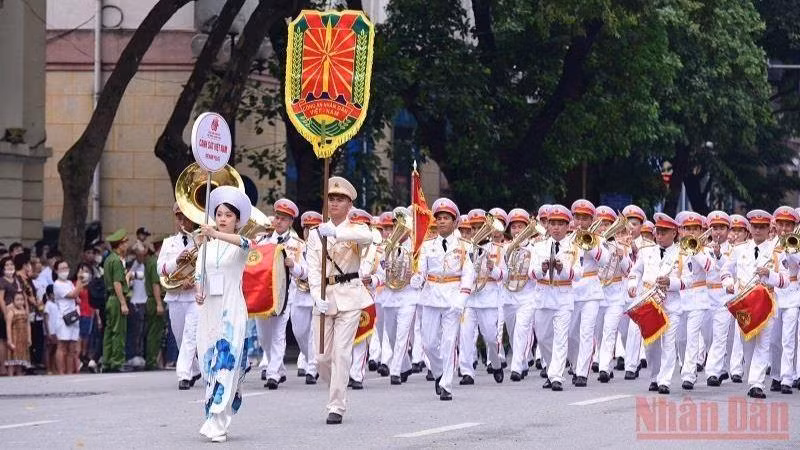 Đoàn nhạc Cảnh sát Việt Nam diễu hành ở phố đi bộ. (Ảnh: THÀNH ĐẠT)