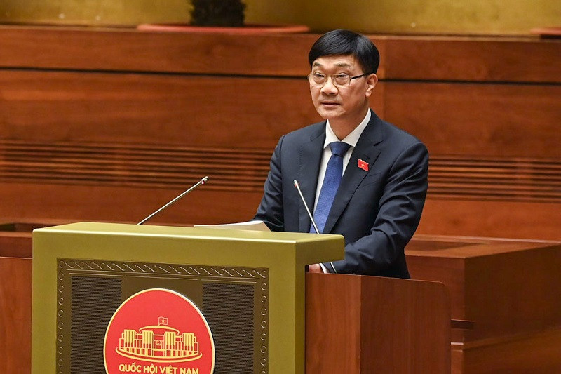 Chủ nhiệm Ủy ban Kinh tế Vũ Hồng Thanh báo cáo tóm tắt một số vấn đề lớn còn ý kiến khác nhau về dự án Luật Kinh doanh bất động sản (sửa đổi). (Ảnh: DUY LINH)