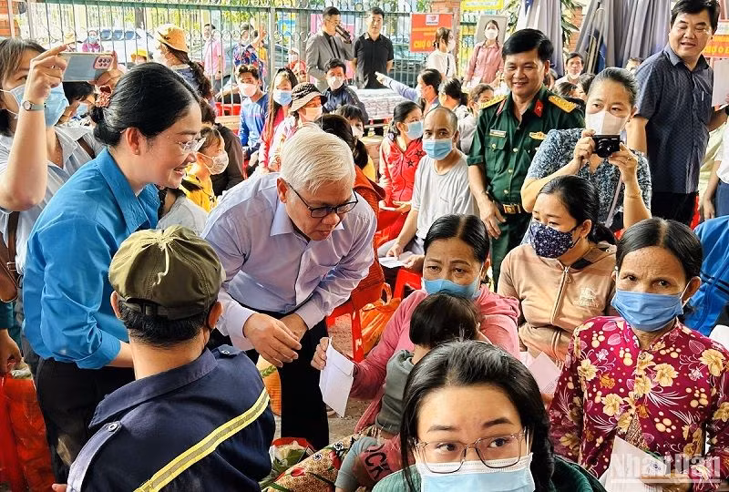 Bí thư Tỉnh ủy Bình Dương Nguyễn Văn Lợi thăm hỏi và trao tặng quà cho công nhân, người lao động.