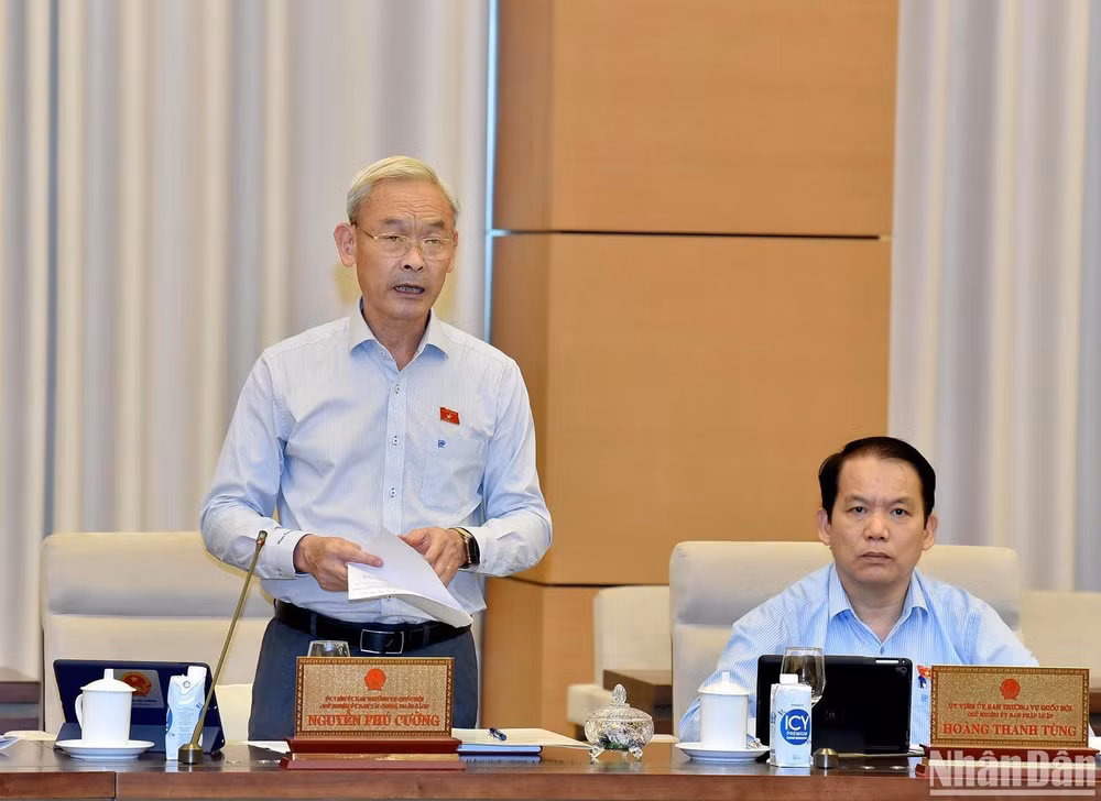 Chủ nhiệm Ủy ban Tài chính-Ngân sách của Quốc hội Nguyễn Phú Cường trình bày Báo cáo thẩm tra tại phiên họp. (Ảnh: DUY LINH)