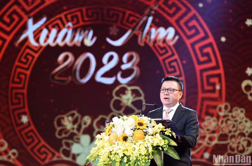 Tổng Biên tập Báo Nhân Dân Lê Quốc Minh phát biểu khai mạc chương trình "Xuân ấm 2023". (Ảnh: THÀNH ĐẠT)